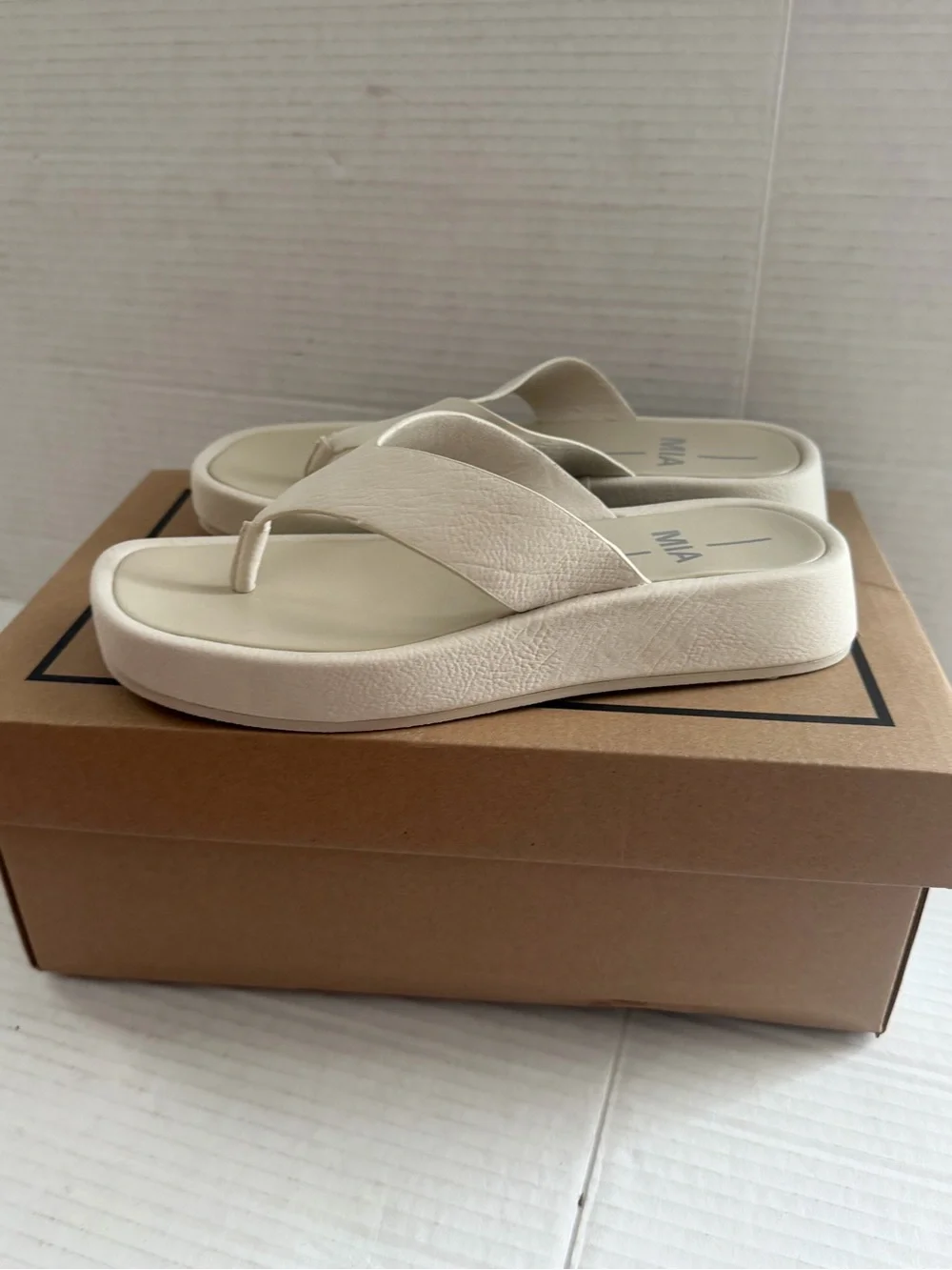 MIA Women's Pamelia Platform Thong Ecru Sandals shoes size 6